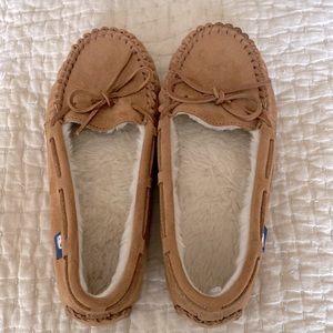 Vineyard Vines women’s moccasin slippers size 8